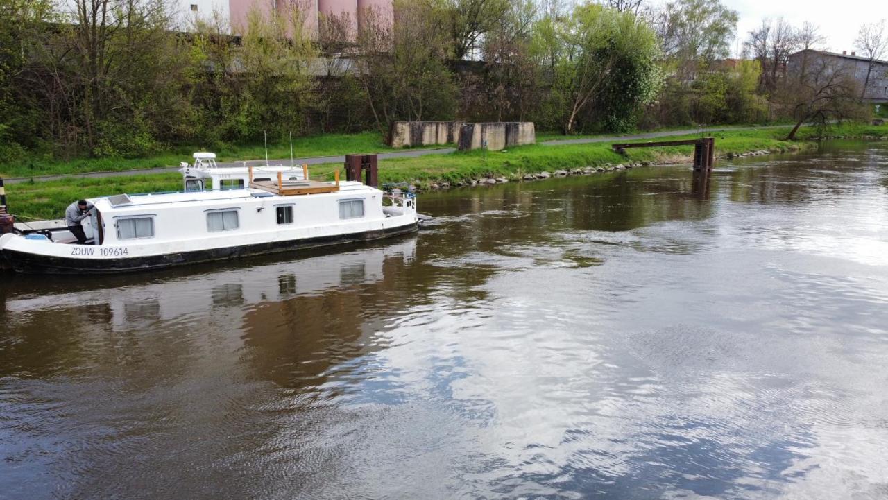 Zouw Hausboat Zakotven -Pouze Ubytovani 拉贝河畔罗乌德尼采 外观 照片